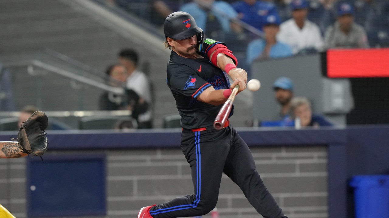 Schneider’s 14th-inning homer caps wild Blue Jays win over Pirates
