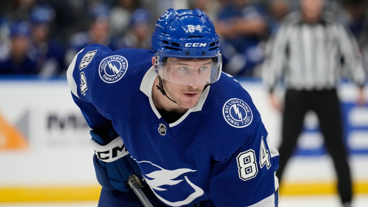 Lightning trade Jeannot to Kings for picks