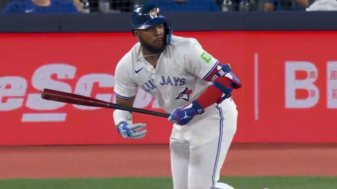 Guerrero Jr. reaches into the dirt to swat bases-clearing double