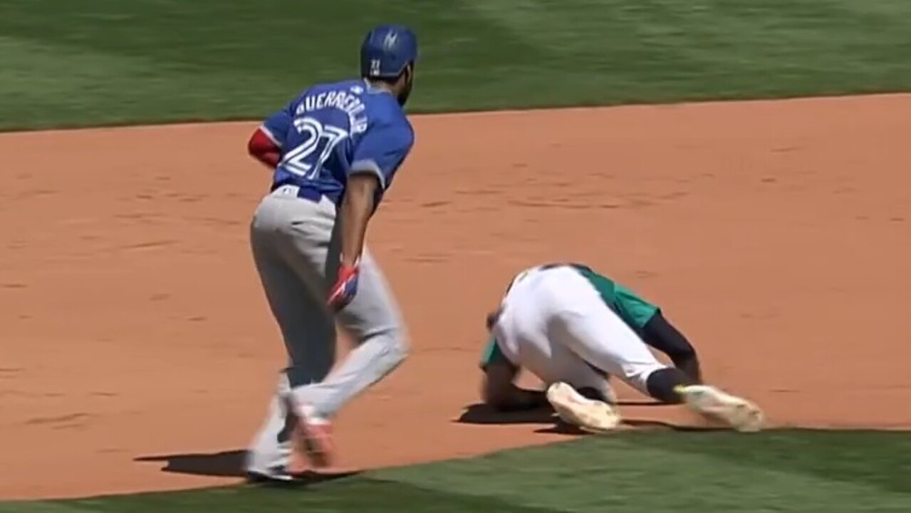 Guerrero Jr. called out on basepaths after collision with Moore