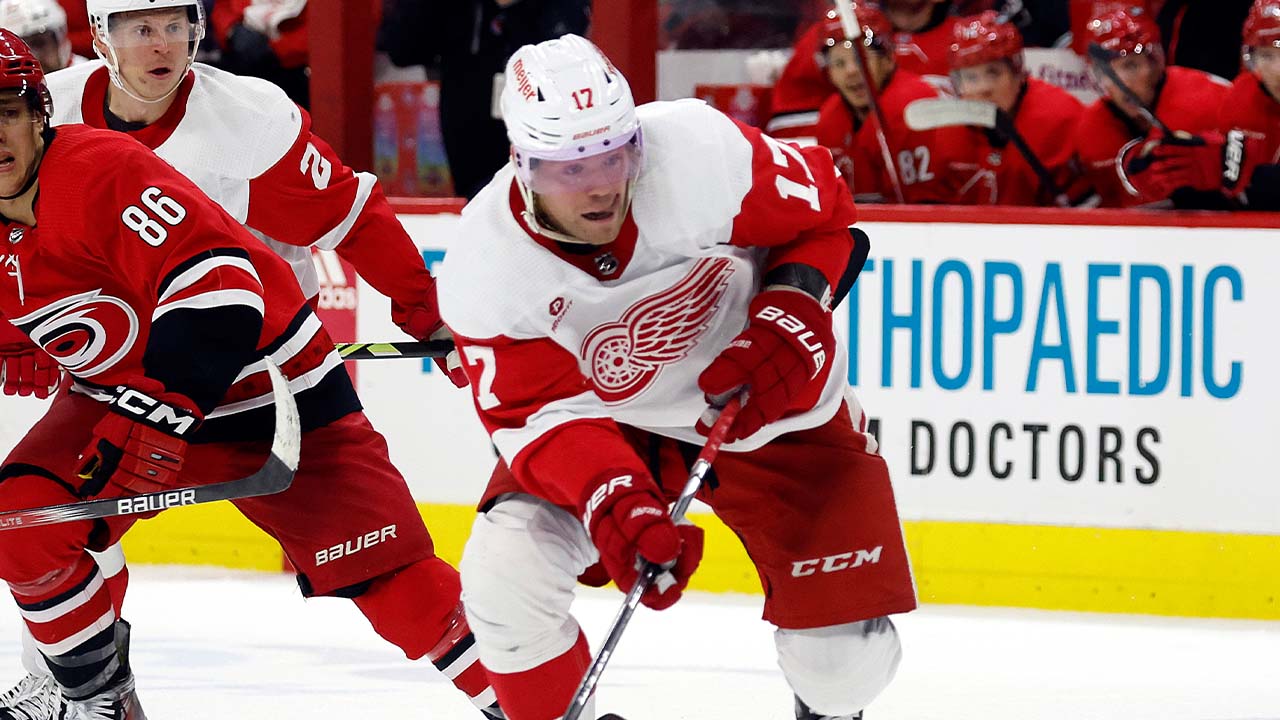 Canucks land free agent forward Daniel Sprong on one-year deal