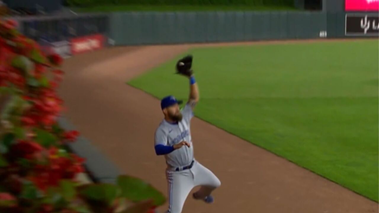 Blue Jays’ Lukes makes great catch to rob Castro