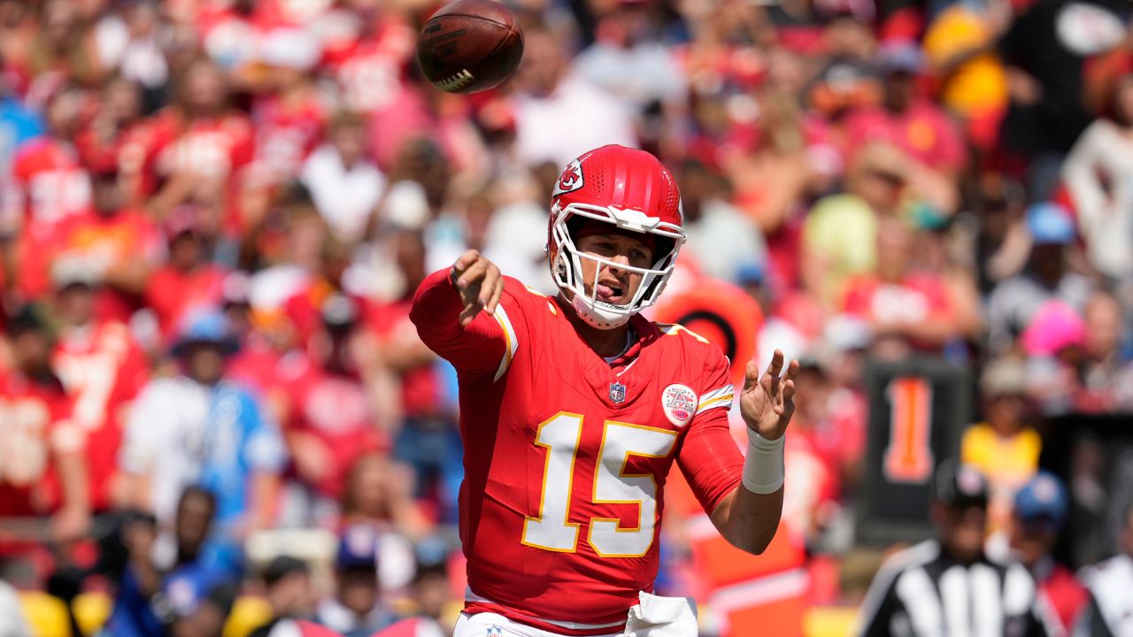 Chiefs’ Patrick Mahomes dazzles with magical behind-the-back play