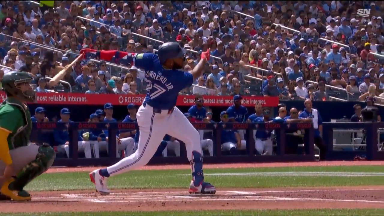 Guerrero Jr. extends hit streak to 22 games with a looper