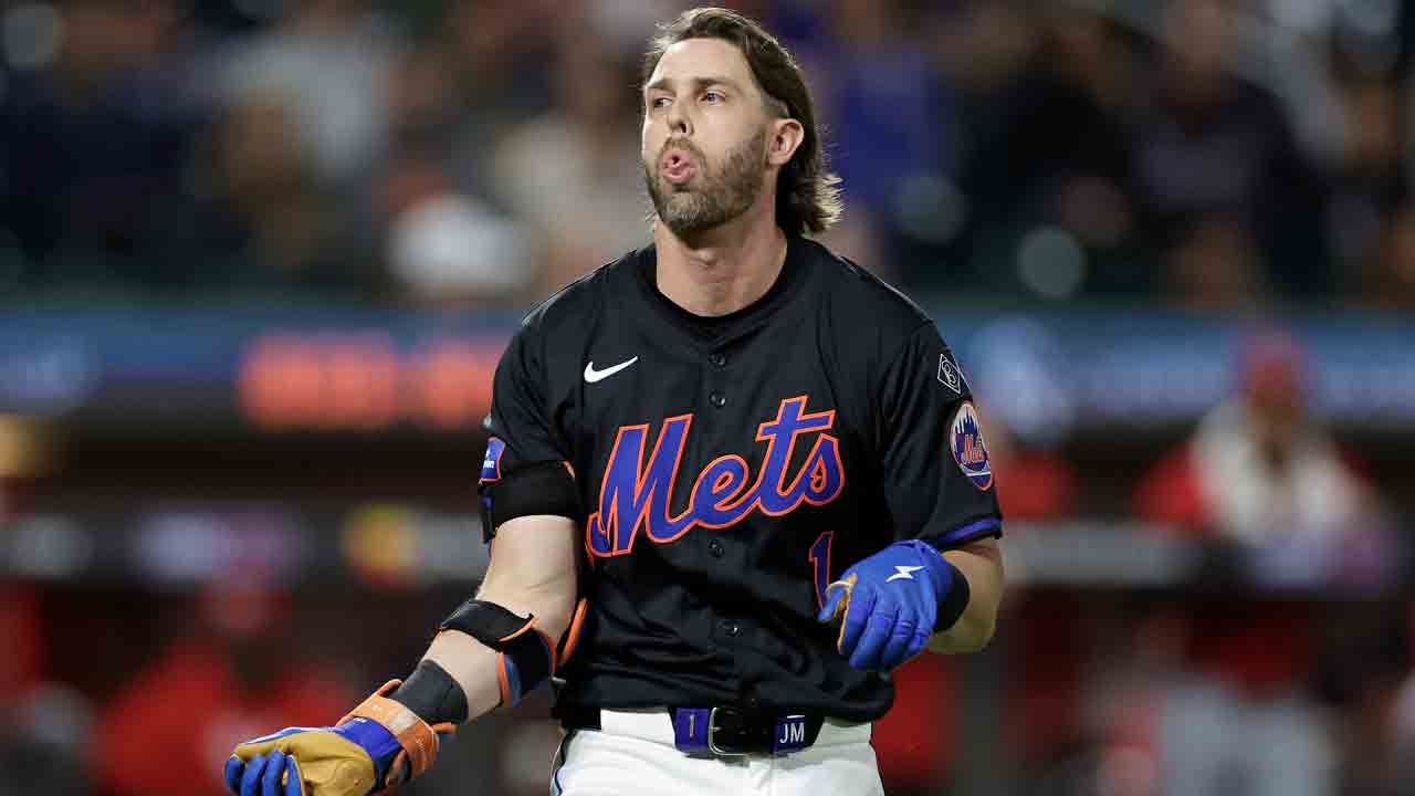 Mets 2B Jeff McNeil out for season with fractured wrist