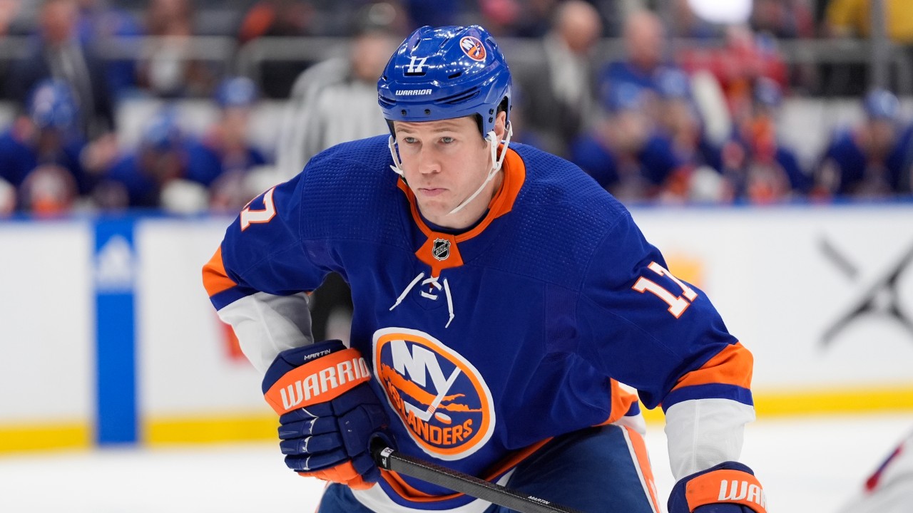 Islanders sign forward Matt Martin to one-year contract