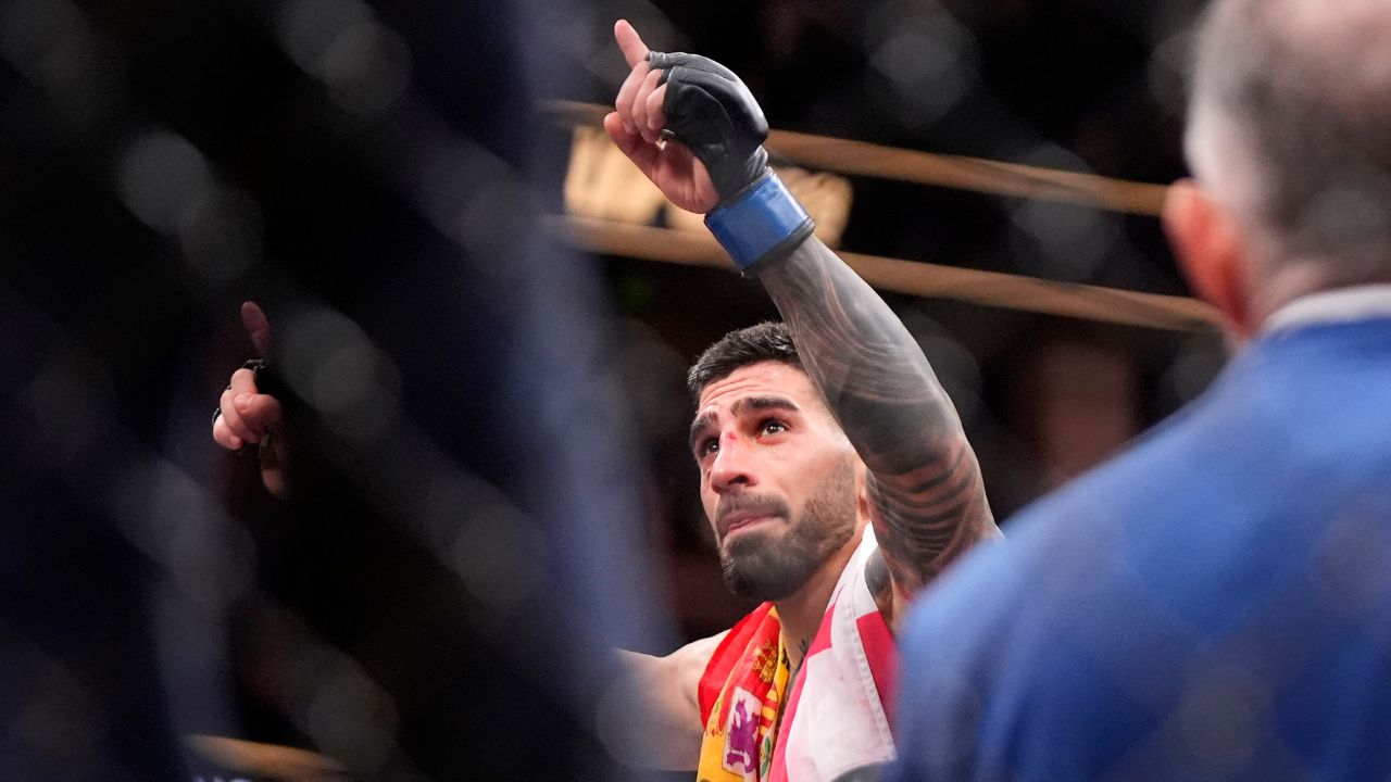 Ilia Topuria knocks out Max Holloway to defend featherweight title at UFC 308