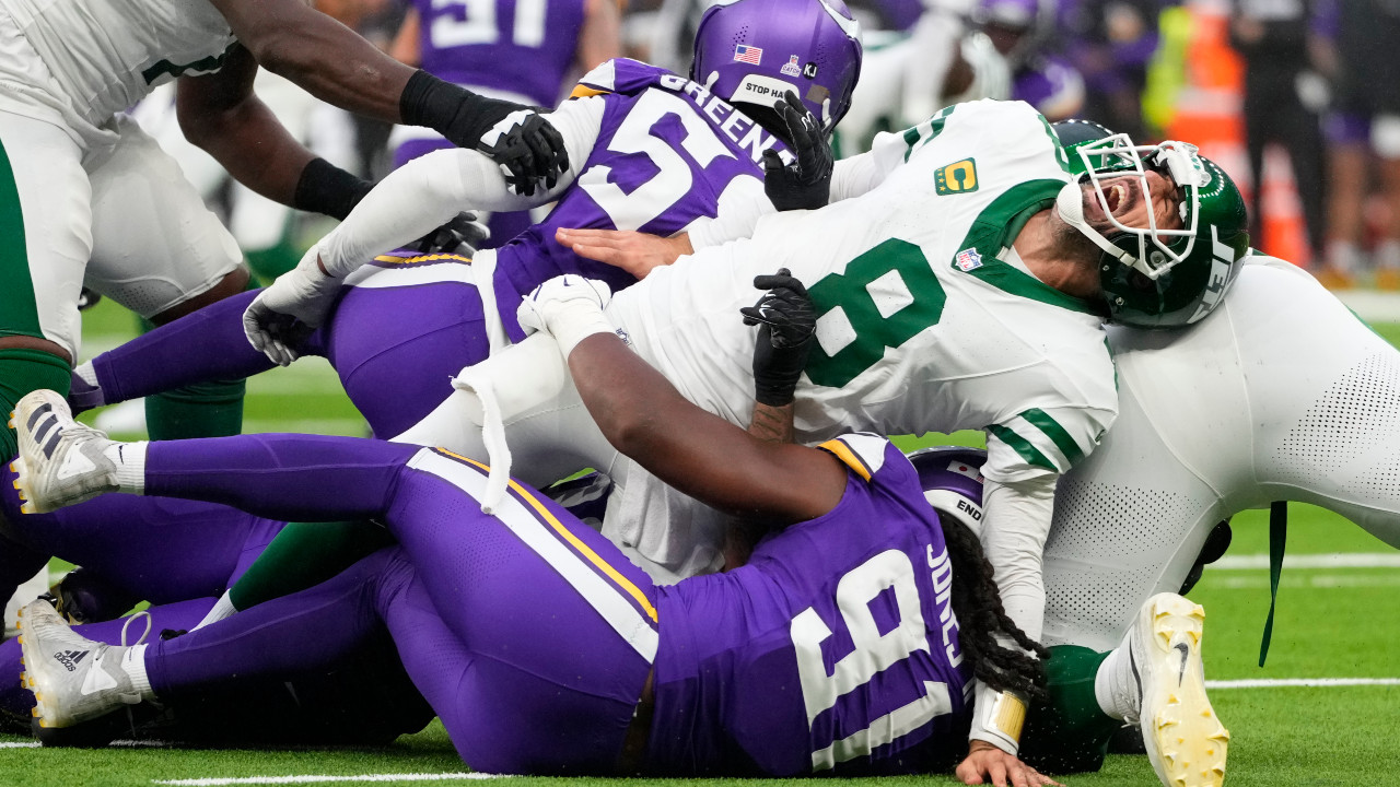 Jets QB Aaron Rodgers is off the injury report and fine to play Monday night