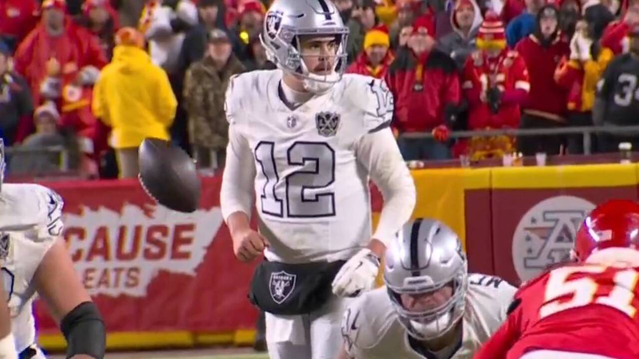 Raiders botch snap on potential game-winning drive to hand Chiefs win