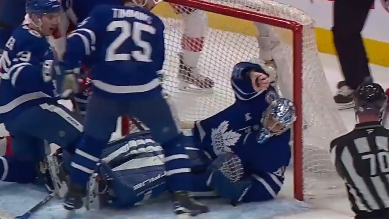 Stolarz picks puck up with bare hands to deny late Red Wings chance