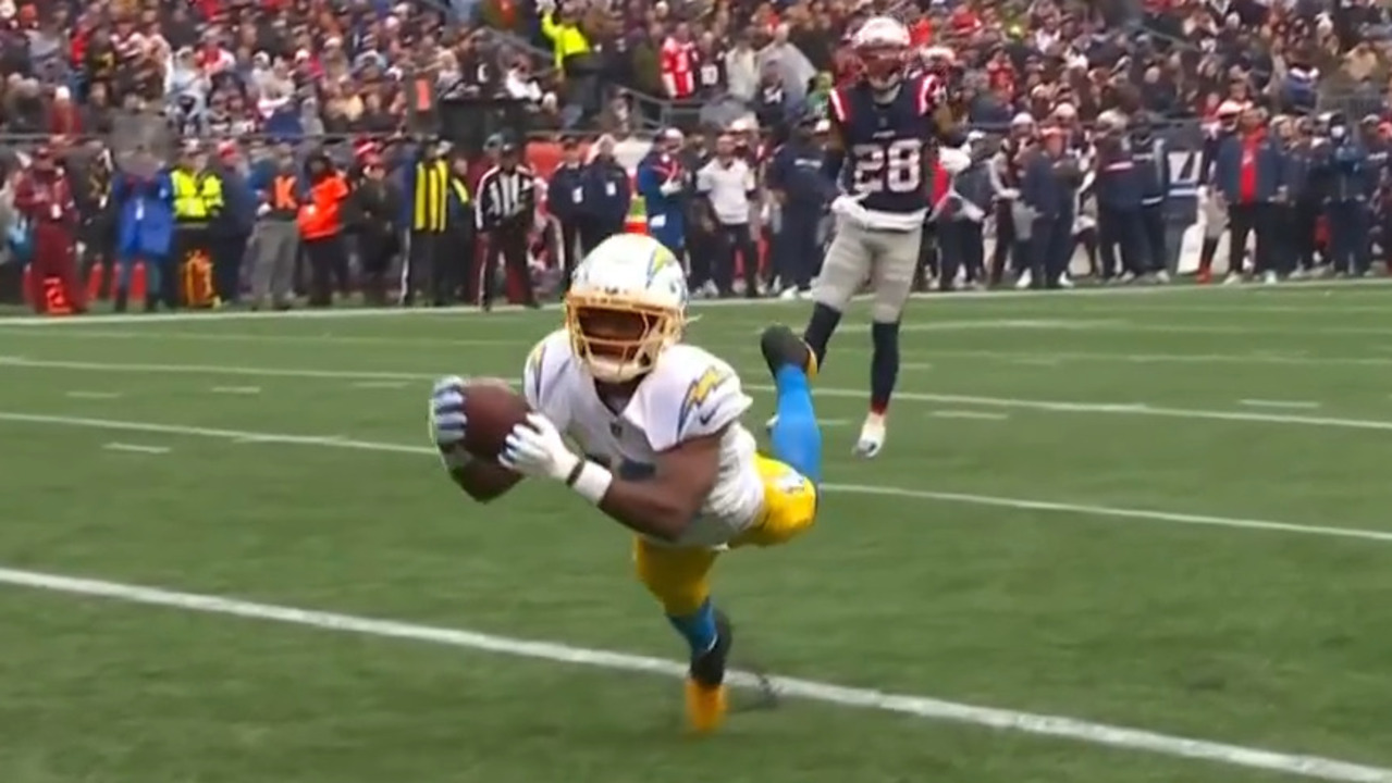 Chargers’ Davis lays out for tough 23-yard TD catch vs. Patriots