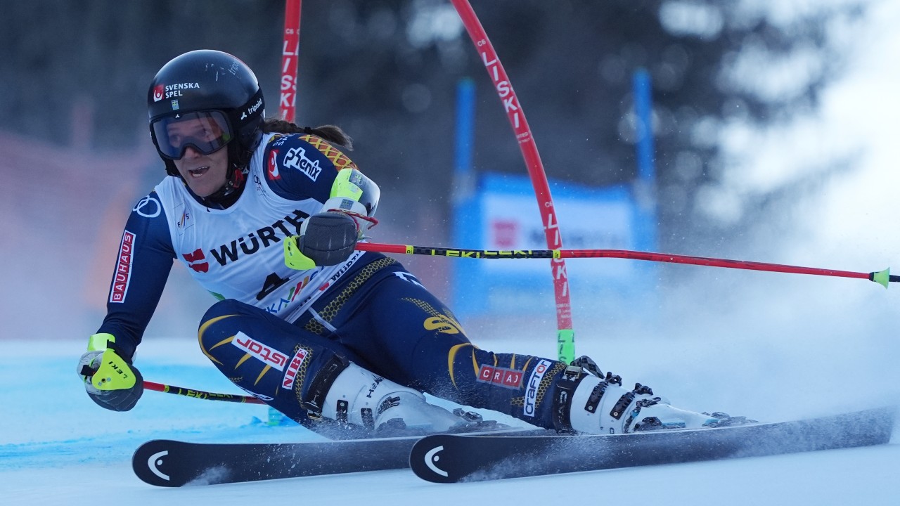 Olympic champ Sara Hector wins World Cup giant slalom, former leader falls